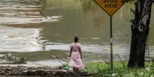 Texas, almeno 50 morti per l'alluvione: 27 bambine inghiottite dall'acqua e ancora disperse. «Travolte da un'onda di 8 metri»