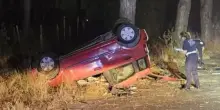 Incidente a Castel Fusano, auto si ribalta dopo aver colpito un albero: morto un 42enne
