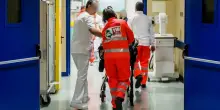 Si alza per ballare e muore per un malore mentre festeggia il suo compleanno