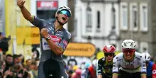 Tour de France 2025: Van der Poel trionfa a Boulogne-sur-Mer e conquista la maglia gialla. Jonathan Milan litiga e si prende un telefono in faccia