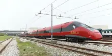 Treno Italo colpito da un fulmine, fermo sulla Milano-Bologna: possibile trasbordo dei passeggeri. Ritardi fino a 70 minuti