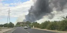 Incendio a Fiumicino, in fiamme capannoni e rifiuti di una ditta di servizi ecologici: colonna di fumo nero visibile da chilometri