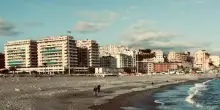 Genova, 25enne stuprata in spiaggia da due uomini. Il racconto choc: «Aggredita fuori da un locale, mi hanno portato nella loro tenda. Sono fuggita mentre dormivano»