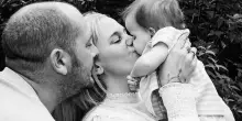 Raccolta fondi per il figlio malato di cancro, il bimbo muore ma i genitori non restituiscono i soldi: «Ci porteremo l'altra figlia a Disneyland»