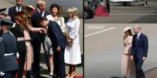 Kate accoglie Macron (che le fa il baciamano): il look Dior del 1974 e gli orecchini di Diana. Le prove generali da futuri re e regina