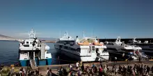 Napoli, il traghetto per Capri è in ritardo: 63enne minaccia il personale di bordo con un coltello