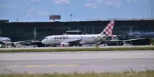Orio al Serio, 35enne risucchiato dal motore di un aereo: l'arrivo in auto e la fuga in pista inseguito dalla polizia. Chi era la vittima