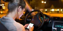 Uso del cellulare alla guida, 7 patenti ritirate. I controlli fatti impiegando anche agenti in borghese