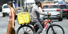 Rider e caldo, il giudice obbliga Glovo a una trattativa: la società dovrà fornire anche acqua e crema solare