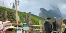 Dolomiti, il contadino mette un tornello contro influencer e turisti: «Ingresso 5 euro, basta distruggere il sentiero per un selfie»