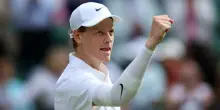 Sinner in semifinale a Wimbledon: l'infortunio al gomito non ferma Jannik, il servizio migliora