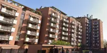 Figlio si getta dalla finestra, trovata in casa la madre morta con ferite da taglio: ipotesi omicidio-suicidio
