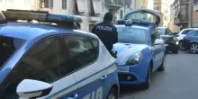 Milano, accoltella la madre e la uccide: poi si getta dal palazzo e si toglie la vita