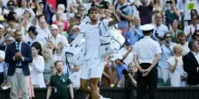 Cobolli, sogno sfiorato contro l'idolo Djokovic: vince il serbo in 4 set, Flavio saluta Wimbledon a testa alta. Cosa è successo