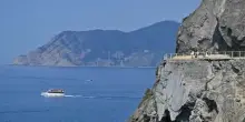 Cinque Terre, litiga con la fidanzata sulla Via dell?Amore: turista cade dalla scogliera e muore annegato a 26 anni