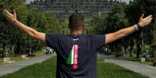 Napoli, Alessandro Buongiorno in vacanza con la maglia celebrativa del quarto scudetto: le foto