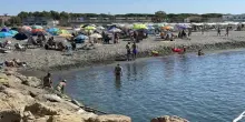 «Riccardo è sotto la sabbia», il grido disperato del fratellino del 17enne morto in spiaggia. Il tunnel e i problemi alla vista