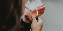 Sigarette e tabacco, stangata in arrivo: «Aumenti record, fino a +258% per le accise». Quanto costerà un pacchetto
