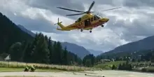 Val di Fassa, escursionista precipita lungo il sentiero davanti agli occhi degli amici: 50enne muore dopo un volo di 100 metri