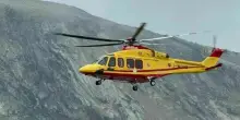 Escursionista precipita lungo il sentiero davanti agli amici: 50enne muore dopo un volo di cento metri