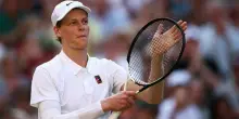Sinner demolisce Djokovic e stacca il pass per la sua prima finale a Wimbledon: «Sarà un grande onore dividere il campo con Alcaraz»