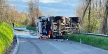Bologna, autocisterna Gpl va fuori strada ed esplode: morto l'autista. Chiusa la Nuova Bazzanese