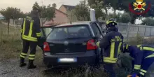 Auto impazzita si schianta contro il recinto della casa: feriti estratti dalle lamiere