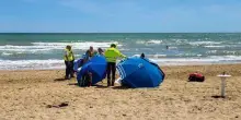 Olbia, scoperta choc in spiaggia: resti organici sul bagnasciuga. La Polizia Scientifica: «Non sono di origine animale»