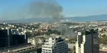 Incendio al Centro Direzionale, nuovo rogo in strada: nube di fumo invade la zona