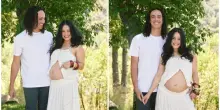 Vanessa Hudgens è incinta, l'annuncio un anno dopo la nascita del primo figlio (di cui non si conoscono nome e sesso). La foto con il marito: «Secondo round»