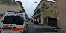 Donna incinta al nono mese precipita dalla finestra a Terni, morto il bambino: lei è gravissima