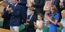 Kate Middleton in blu, George con la cravatta, Charlotte ruba la scena con lo smalto rosa: i reali inglesi nel Royal Box
