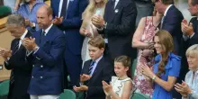 Kate in blu, Charlotte le ruba la scena con lo smalto: i reali inglesi nel Royal Box, Louis grande assente. Tutti i vip presenti a Wimbledon