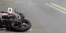 Incidente sulla statale, motociclista piomba su camion e muore: aveva 58 anni