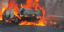 Auto si schianta contro un albero e prende fuoco in tangenziale: ragazza muore carbonizzata, gravissimo un giovane