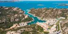 Poltu Quatu, il nuovo angolo del lusso in Sardegna scelto anche da Muccino: il resort, la spiaggia chic e il ristorante solo via mare