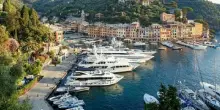Portofino, ordinanza anti-mendicanti: stop anche a panini e focaccia seduti per terra. Multa per chi gira in costume