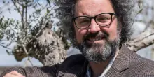 Simone Cristicchi, come sta il cantante: «La paralisi di Bell mi ha bloccato il viso in modo innaturale». Il tour continua: nessuna data cancellata