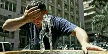 Caldo africano sull'Italia, nuova allerta afa: picchi fino a 38 gradi al Sud, le città con i bollini gialli e arancioni. Le previsioni meteo