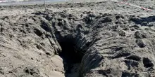 Riccardo morto nella buca in spiaggia. L?ipotesi di un malore durante il gioco