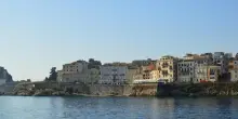 Ragazzo di 17 anni precipita dal balcone mentre è in vacanza con gli amici a Corfù: è gravissimo