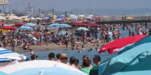 Cosa si può fare (e cosa no) al mare? Dall'accesso dei cani, ai palloni e il fumo fino al pranzo al sacco: le regole in spiaggia