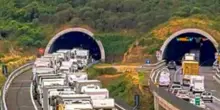 Incidente sull'A1 a Firenze, 3 morti: gravi una donna e una bambina. «L'auto era ferma sulla carreggiata, un camion l'ha travolta»