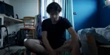 «Nostro figlio 15enne è un Hikikomori e da più di un anno non esce dalla sua stanza. Disperati, gli abbiamo tolto cellulare e pc: un errore»