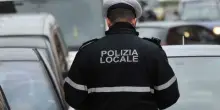 Vigile annulla multe ad amici e parenti, cancellati 282 verbali per oltre 50mila euro: licenziato dal Comune di Napoli