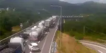 Incidente sull'A1, stroncata una famiglia: morti nonni e zia, ferita bimba di 4 anni. Perché la Panda non ha accostato?