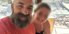 Gaeta, intrappolata nella sabbia a 40 metri dalla riva e bloccata dalla corrente: il bagnino la salva, poi il selfie