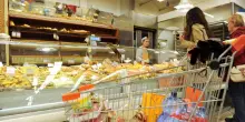 Prezzi spesa, cosa è aumentato? Burro alle stelle, su caffè, latte, uova e record agrumi (+15,8%). «Servono 320 euro in più»