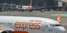 Air India, un altro Boeing (versione low cost) bloccato prima del decollo: anomalia durante l'avvio dei motori