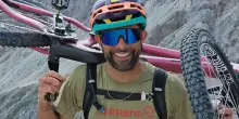 Andreas Tonelli, come è morto il biker influencer: l'ultima storia su Instagram, poi il tragico volo nel vuoto con la bici. «Precipitato per 200 metri»